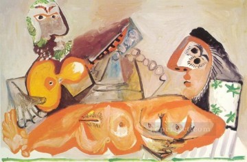 パブロ・ピカソ Painting - 裸のソファとギターを弾く男性 1970年 パブロ・ピカソ